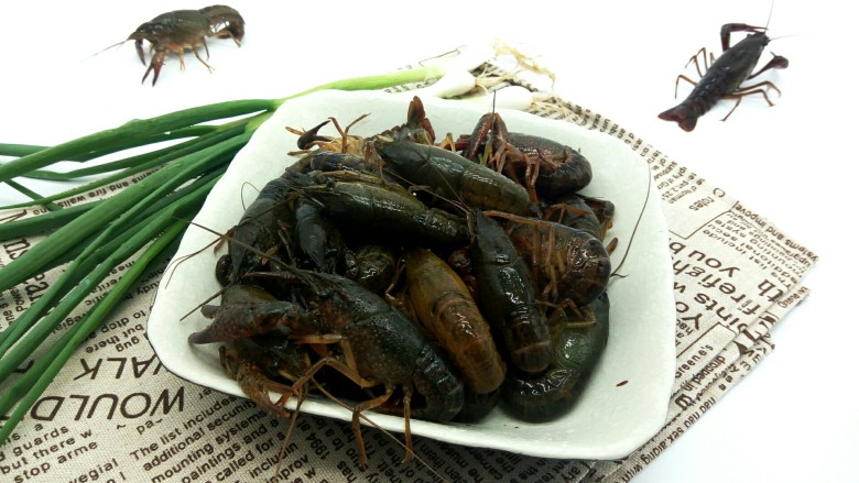 麻辣小龙虾,先来准备龙虾,今天买了2斤龙虾,估计都不够吃,