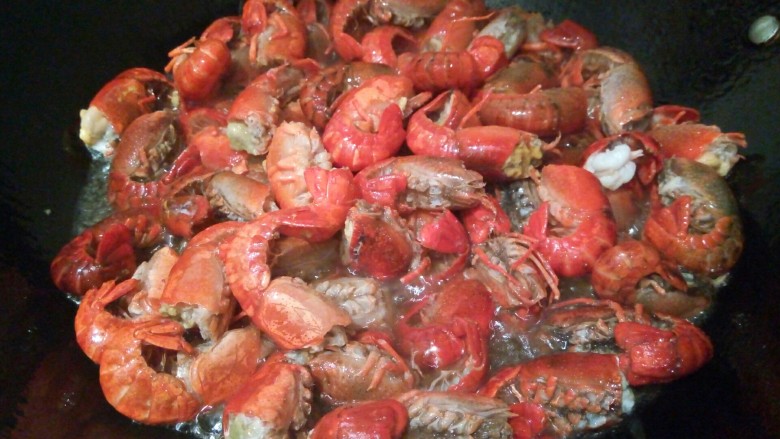 麻辣小龙虾,锅里多放一点油,油温八成热,下小龙虾油炸2分钟,捞起锅,
