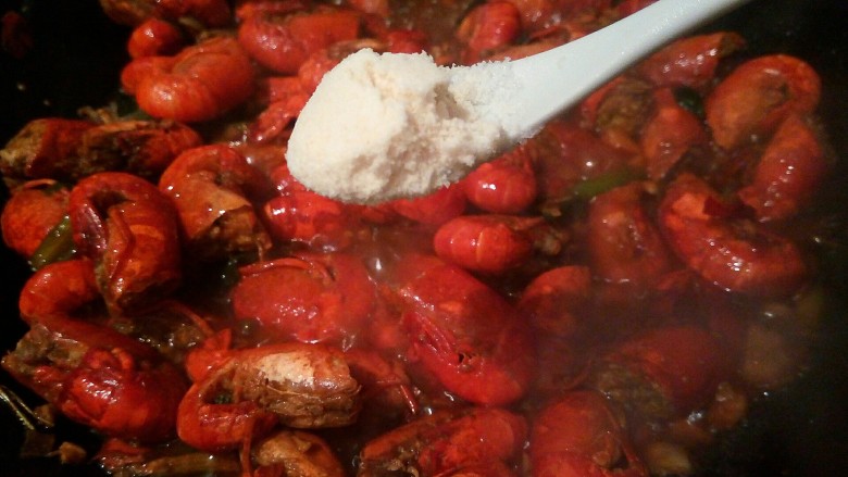 麻辣小龙虾,出锅加一点点鸡粉,