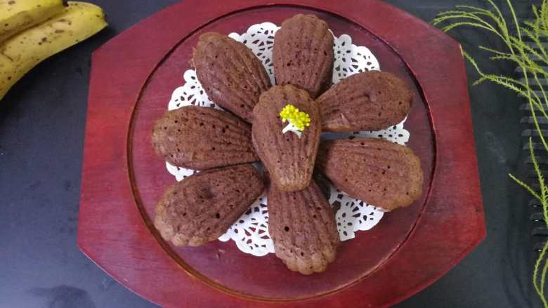 神奇的玛德琳,超级香，超级蓬松，甜而不腻，微微带点苦的玛德琳就做好啦。

我开始以为那些小洞洞是败笔，放学回来的儿子告诉我，那是二氧化碳，如果没有它，蛋糕就没有那么蓬松了，就不好吃了。