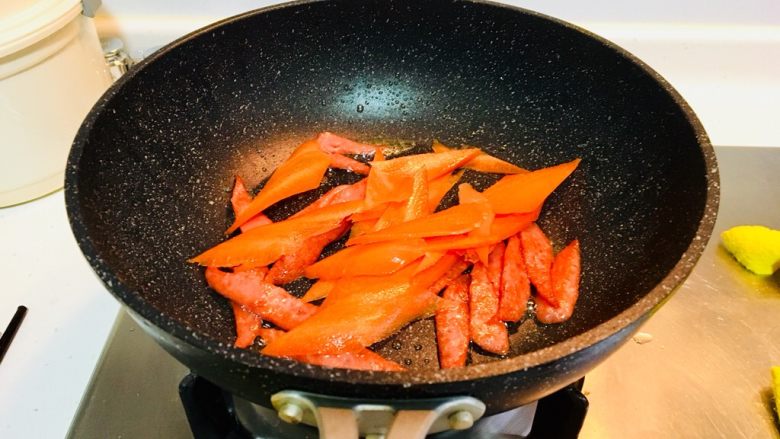 家常小炒,这样😊就行😁放入胡萝卜，因为不爱熟😔所以要先放