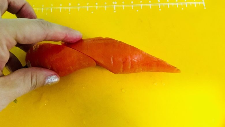 家常小炒,<a style='color:red;display:inline-block;' href='/shicai/ 25'>胡萝卜</a>如图所示斜切