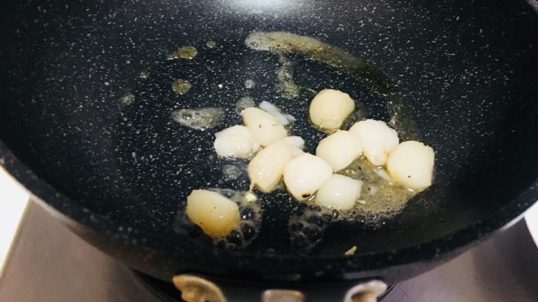 家常小炒,瑶柱先过油捞出