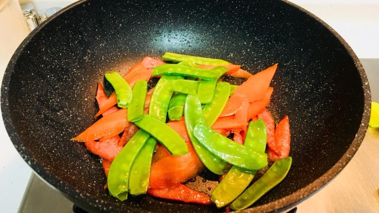 家常小炒,再放<a style='color:red;display:inline-block;' href='/shicai/ 81'>荷兰豆</a>