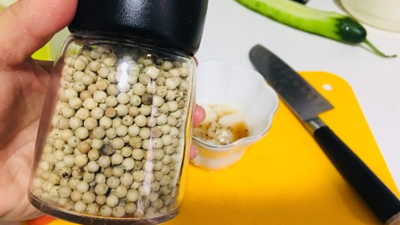 家常小炒,放完白胡椒之后腌制10分钟