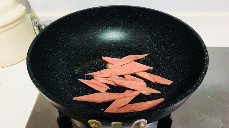 家常小炒,再将火腿肠煸炒一下变颜色差不多了