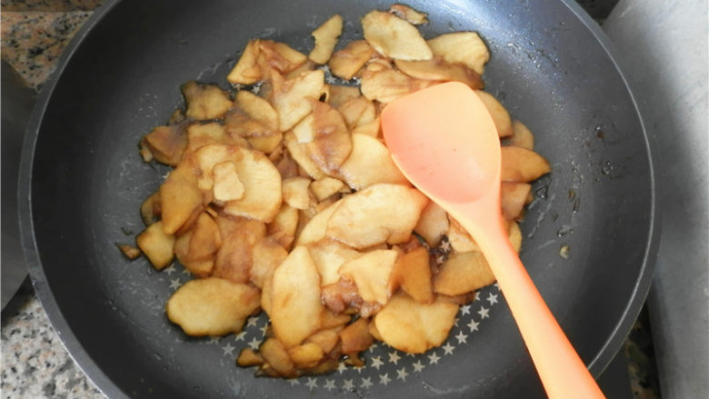 苹果反转戚风,加入<a style='color:red;display:inline-block;' href='/shicai/ 133375'>红糖粉</a>炒软,稍微收汁关火。