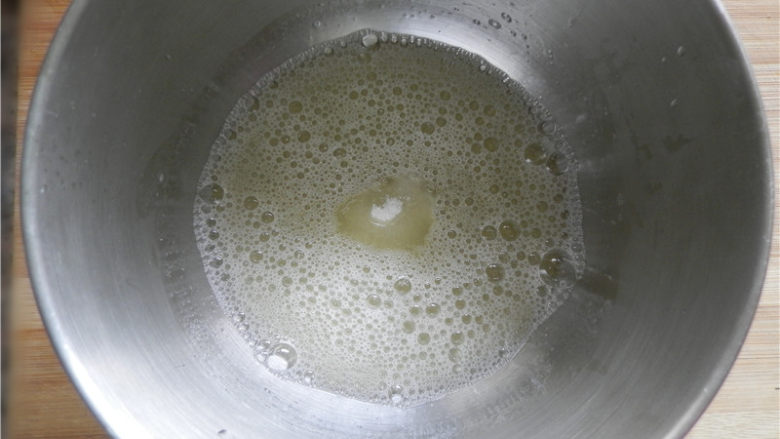 苹果反转戚风,蛋白用电动打蛋器由“低-中-高-低”速度打发,分3次加入白糖:低速打发至呈鱼眼泡状时,加1/3的糖。