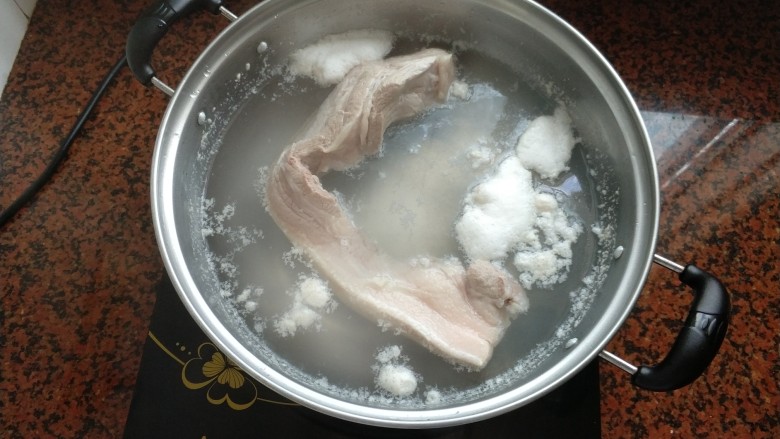 可乐五花肉,煮至有浮沫时,捞出