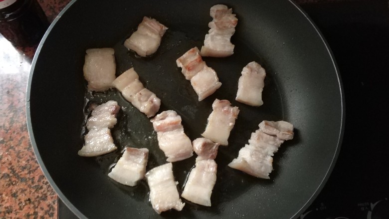 可乐五花肉,往平底锅倒一点点油,中小火煎至皮变色时翻面