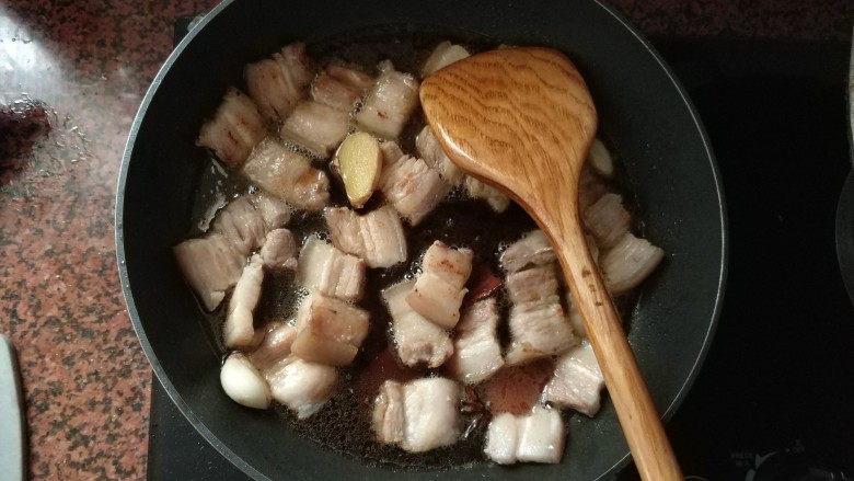 可乐五花肉,倒入200ml<a style='color:red;display:inline-block;' href='/shicai/ 911'>可乐</a>