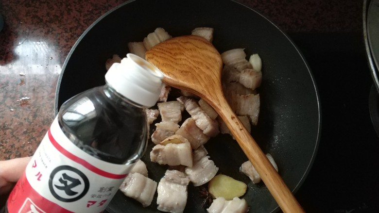可乐五花肉,倒入又伊鲜50ml酱油