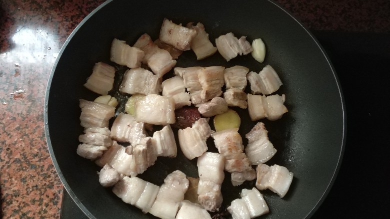 可乐五花肉,倒入煎好的五花肉,中小火翻炒均匀