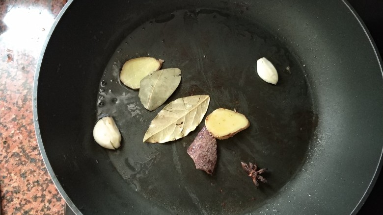 可乐五花肉,往平底锅放入香料,中小火翻炒一下