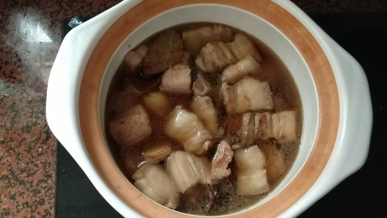 可乐五花肉,加入适量的清水,沫过所有食材,因为平底锅比较浅,所以我换了砂锅