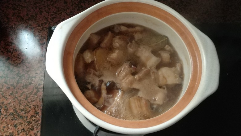 可乐五花肉,大火烧开后,撇去浮沫。