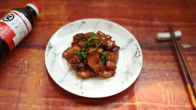 可乐五花肉,出锅后切点香菜或者葱花撒上就好