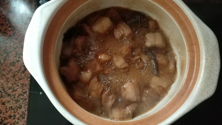 可乐五花肉,再中小火焖煮的期间,要开盖子多注意看下,以免焖煮过头