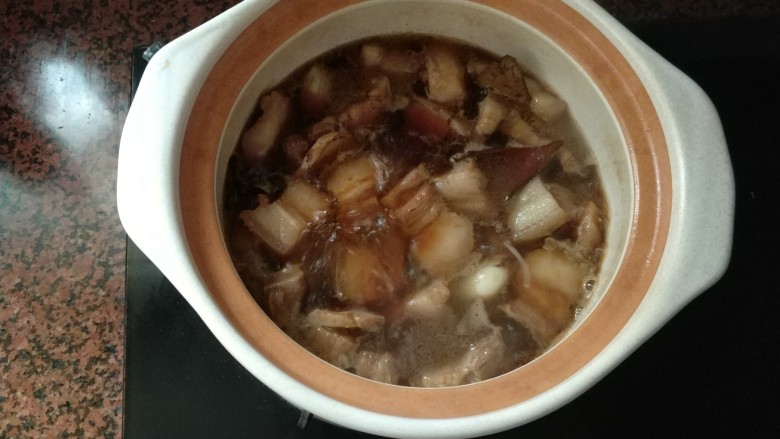 可乐五花肉,盖上盖子,转中小火焖煮30~40分钟左右