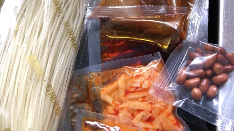 螺蛳粉(家里版),剩下的配菜就是摆盘啦