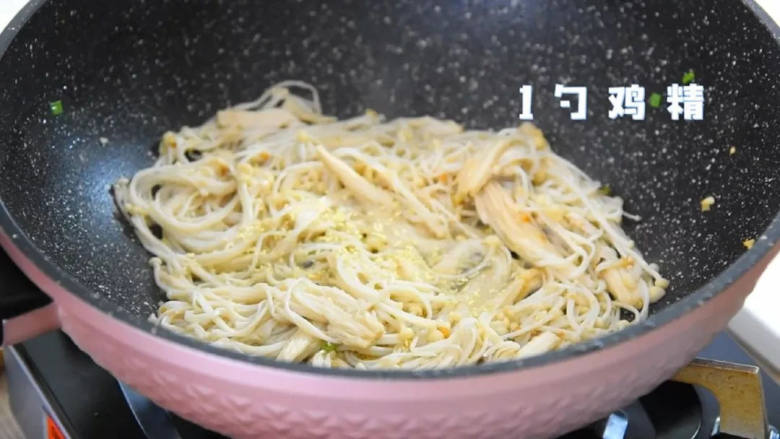 金针菇控们在哪里?赶快来围观,下金针菇、盐、糖、鸡精翻炒均匀。