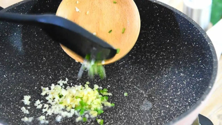 金针菇控们在哪里?赶快来围观,锅里倒入少许油,下姜葱蒜末、料酒爆香。