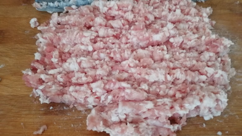 香葱猪肉馅饼,剁肉馅(手工剁的好吃)
