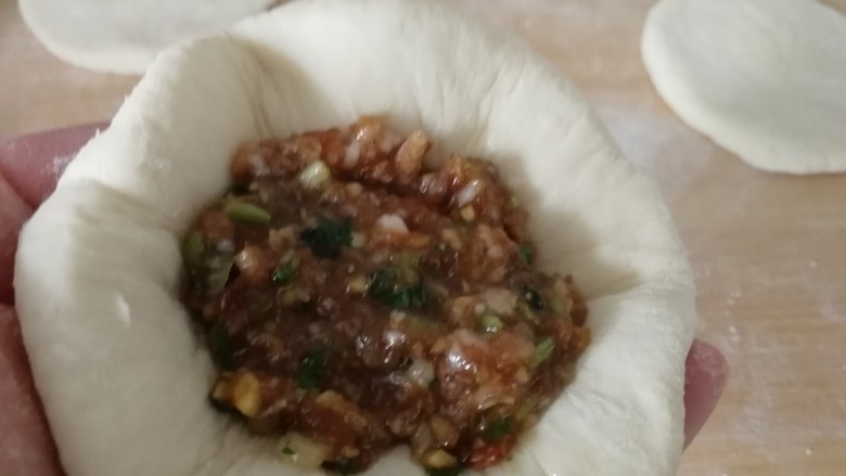 香葱猪肉馅饼,装肉馅,跟包包子差不多,比包子少放肉馅。