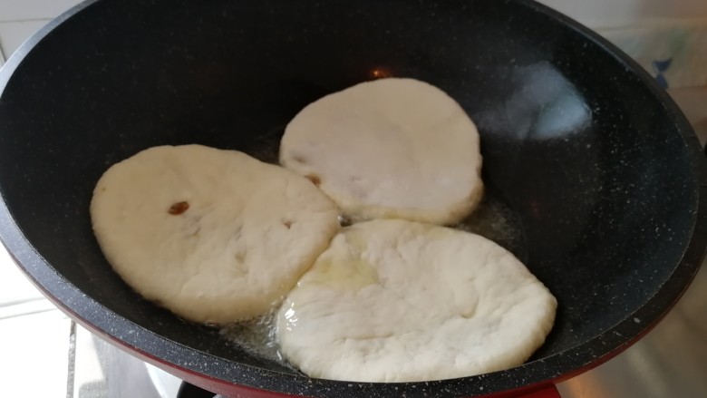 香葱猪肉馅饼,起油锅,油热开始烙饼