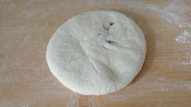 香葱猪肉馅饼,放在面板上用手按圆按成饼状(不用擀面杖)