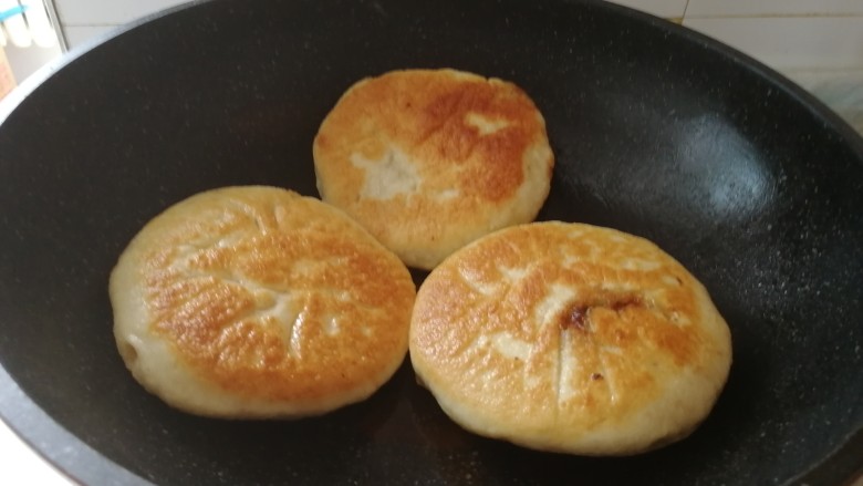 香葱猪肉馅饼,看看吧,很不错,在继续烙一会,看看都上色均匀就好了。