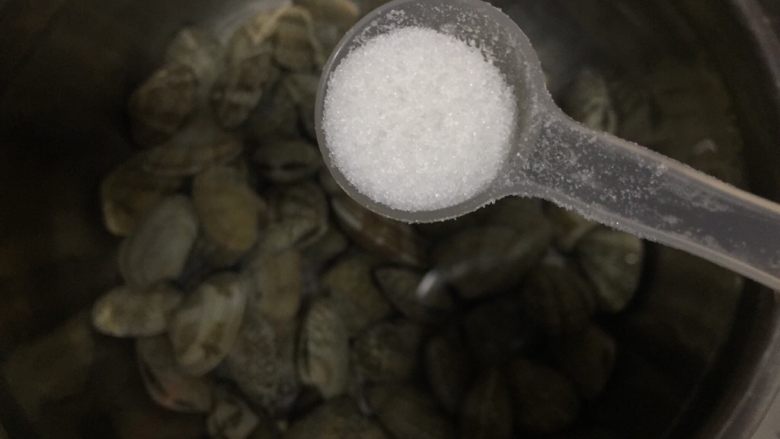 啤酒泡椒花蛤,加入两勺食盐,每半小时换一次水,两三次即可