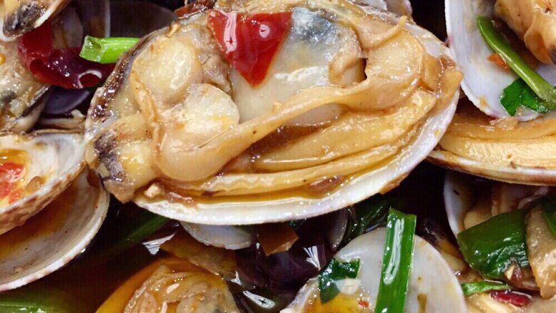 啤酒泡椒花蛤,油料依附在花蛤上,观色香味形就知道有多爽劲十足