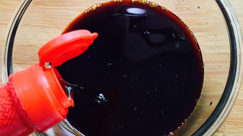 自制零食～秘制柠檬凤爪,倒入200ml的生抽