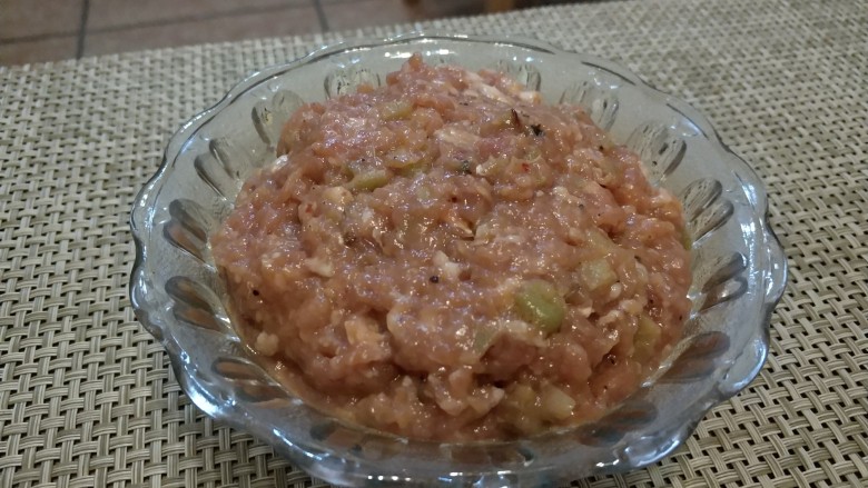 鲜肉生煎发面饼,发酵的时候可以处理肉馅,猪肉洗干净剁细加各种调料拌匀、然后打入一小碗<a style='color:red;display:inline-block;' href='/shicai/ 156925'>水</a>。