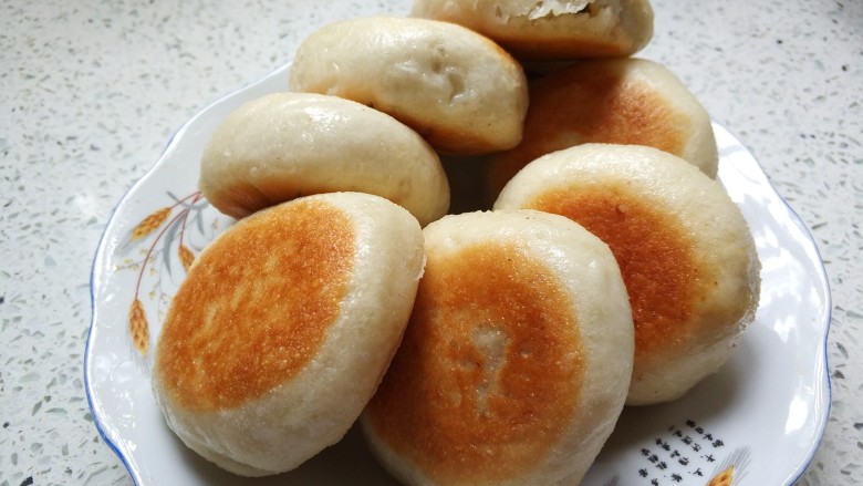 鲜肉生煎发面饼,煎面饼过程中间可以倒些水盖上盖子、防止肉馅没熟