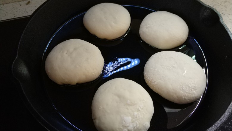 鲜肉生煎发面饼,依次做好后醒发十分钟、热油锅、下面饼、煎至两面金黄即可