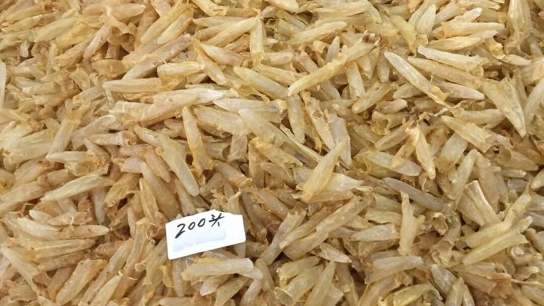 花胶炖牛奶,我这次用的是200头的小黄花鱼胶
