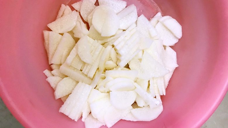 #菌类料理#胡萝卜黑木耳炒山药,倒去清水,沥干水分