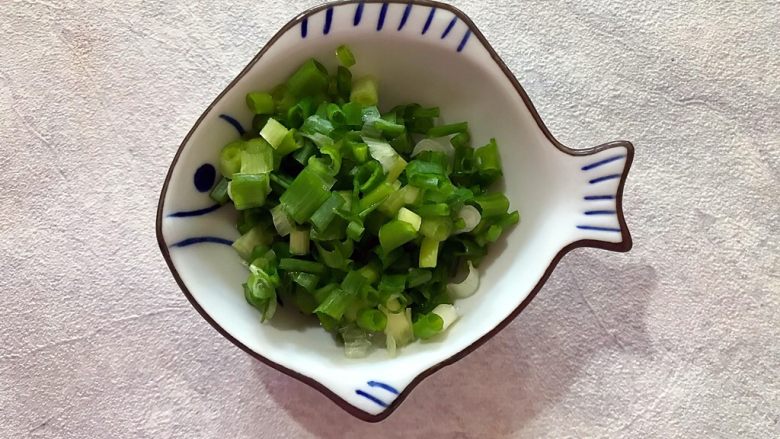#菌类料理#胡萝卜黑木耳炒山药,<a style='color:red;display:inline-block;' href='/shicai/ 157'>小葱</a>洗净切圈,备用