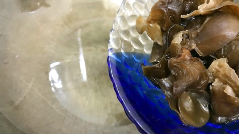 #菌类料理#胡萝卜黑木耳炒山药,油七分热时,下黑木耳