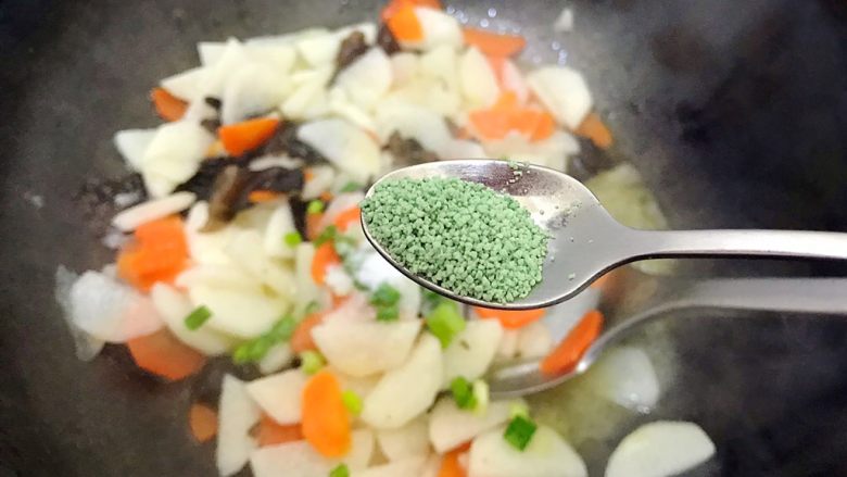 #菌类料理#胡萝卜黑木耳炒山药,加一丢丢蔬之鲜(鸡精),翻炒均匀,即可