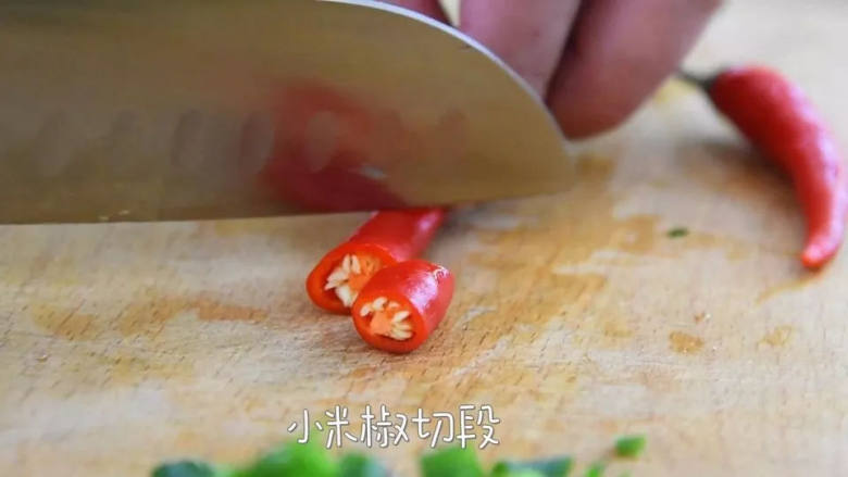 健康营养又好吃,很适合夏天的开胃菜,小米椒切段备用。