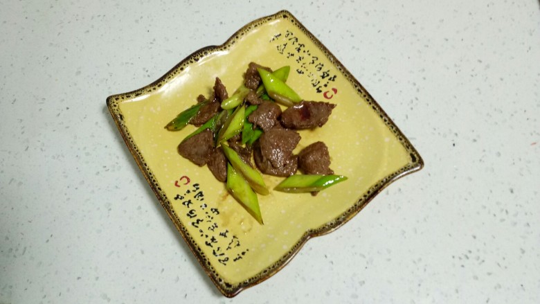 爆炒牛肉,盛入盘中。