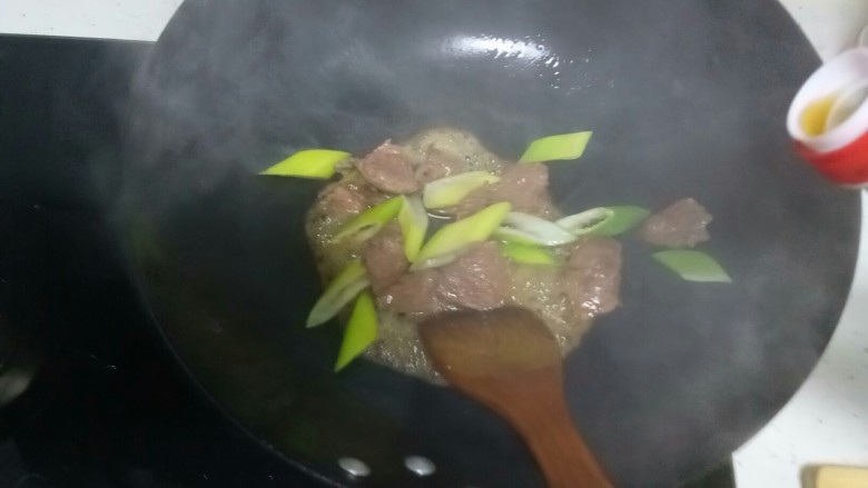 爆炒牛肉,加入适量料酒。