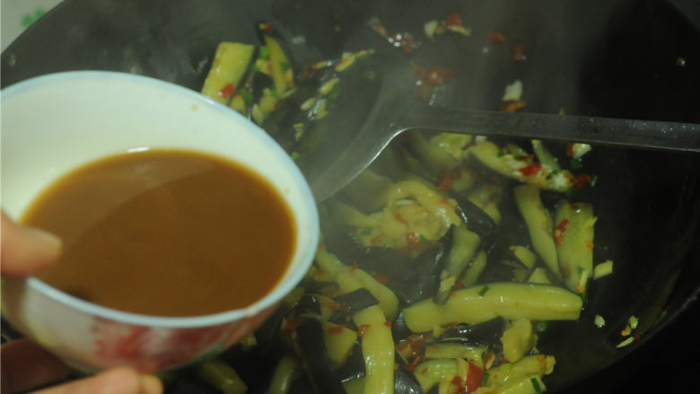 鱼香茄子,淋入鱼香调味汁,勤加翻炒