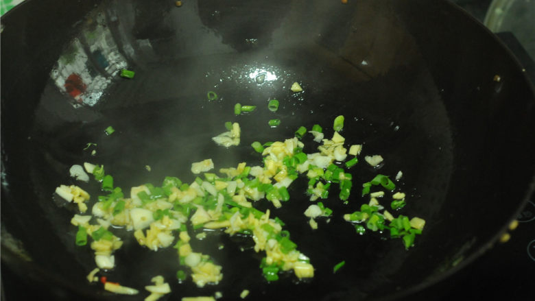 鱼香茄子,锅中留下少许油,将葱姜蒜末放入,炒出香味