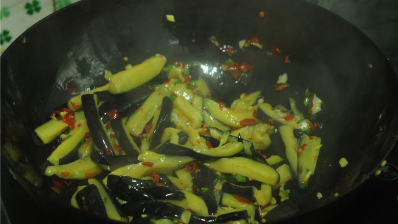 鱼香茄子,放入青椒和茄子,中火翻炒两分钟左右