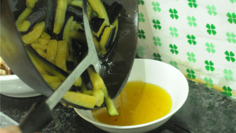 鱼香茄子,中火炸至表面金黄后,捞出来沥油备用