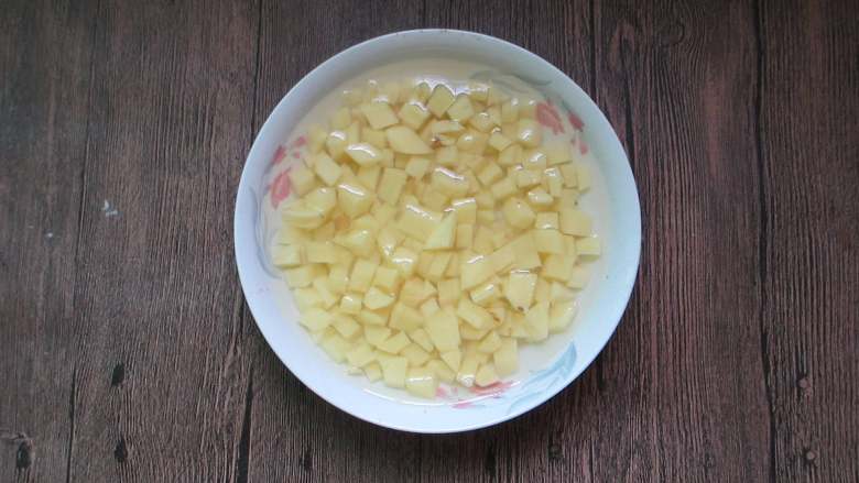 五花肉土豆焖饭,<a style='color:red;display:inline-block;' href='/shicai/ 23'>土豆</a>削皮切小块,泡在清水里防止氧化,待下锅前在沥干